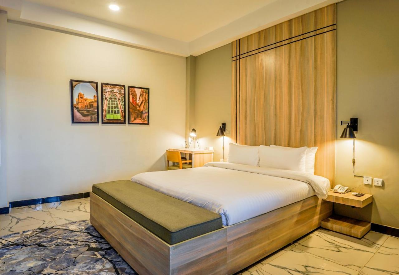 Roomy Crossroads Hotel, Пешавар Екстериор снимка