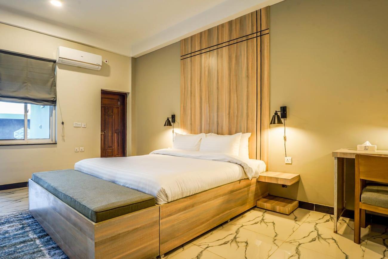 Roomy Crossroads Hotel, Пешавар Екстериор снимка